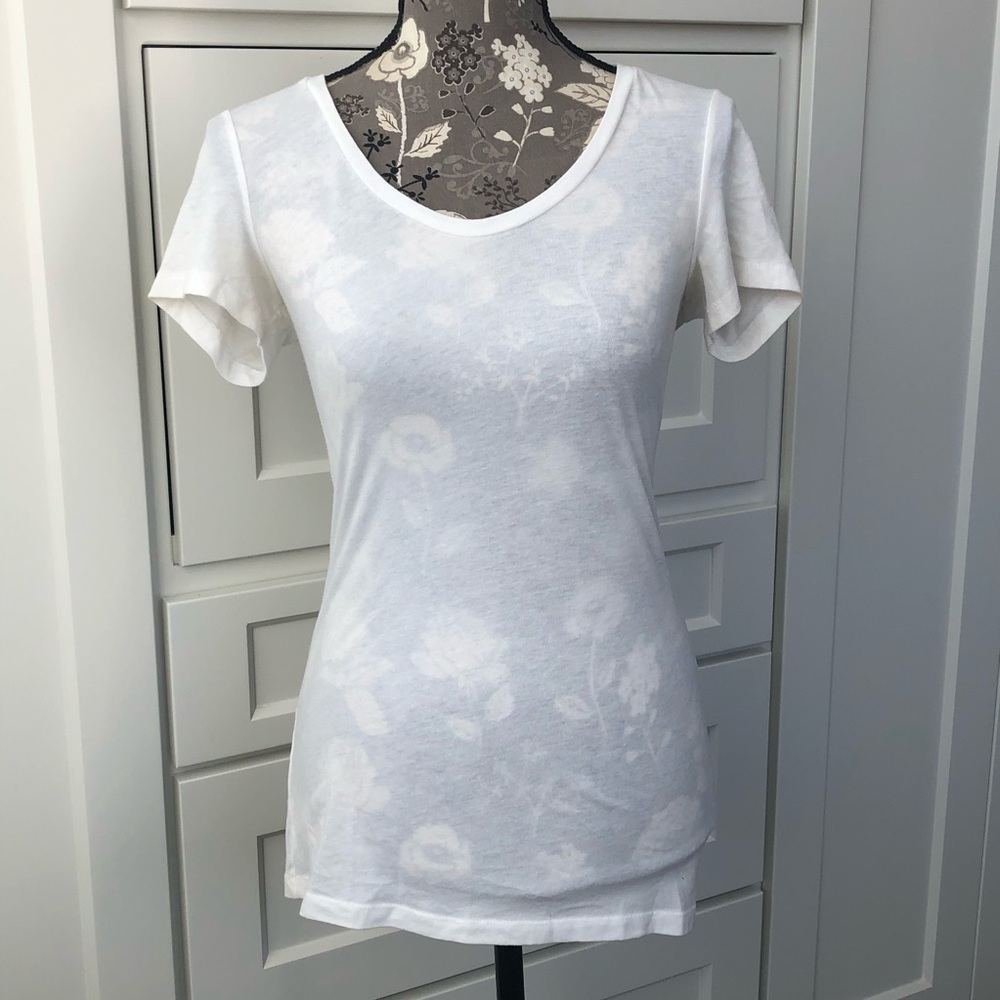 Victoria’s Secret white layering tee 🎁